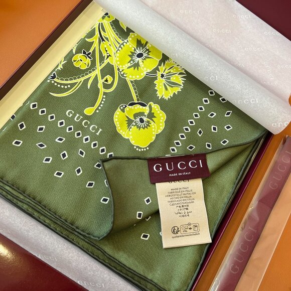 Luxury Gucci Foulard with Interlocking G Pattern - Picture 8 of 9